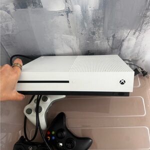 XBOX ONE W CONTROLLERS